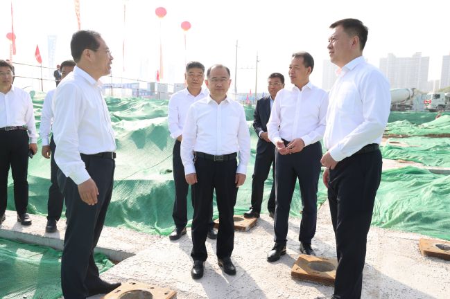 与会领导实地参观(1).jpg